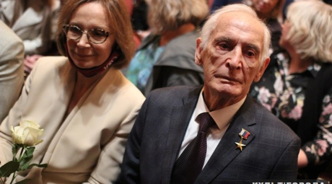 Театр Вахтангова открыл 100-й сезон памятником основателю