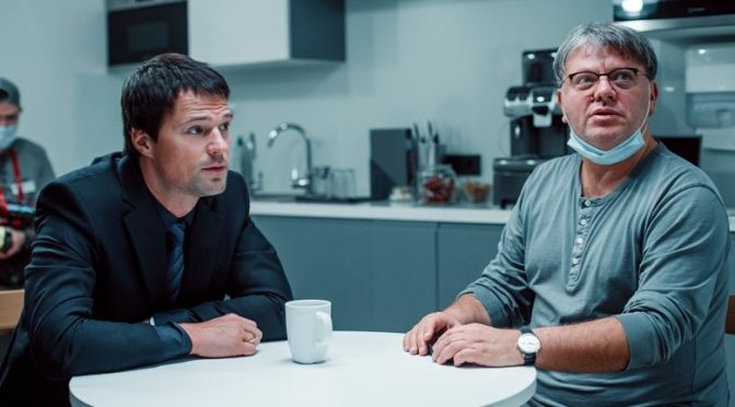 Первые два эпизода сериала «‎Надвое»‎ Валерия Тодоровского вышли на more.tv