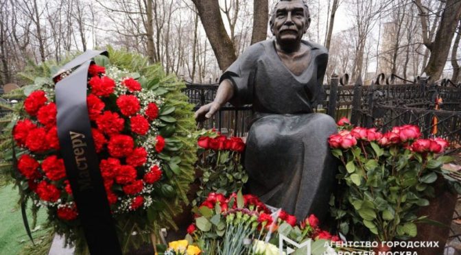 Армену Джигарханяну открыли памятник на Ваганьковском кладбище