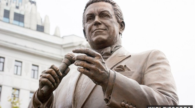 Памятник Иосифу Кобзону открыли в Москве